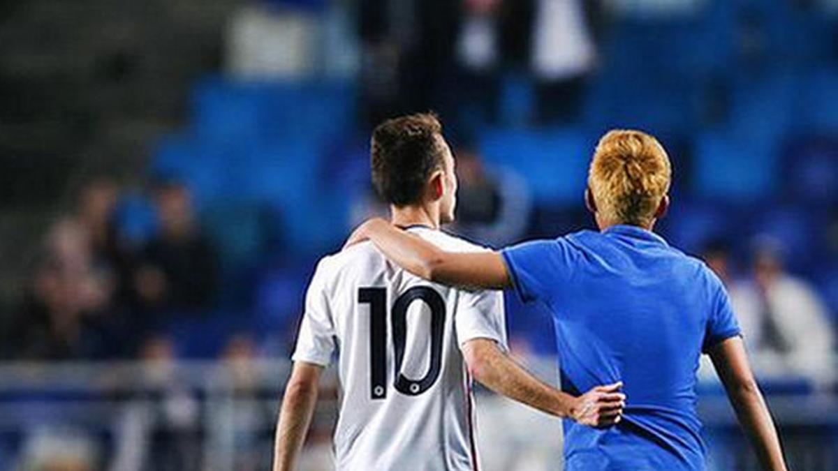 Bonita foto de Lee y su compañero en el Barça Theo Chendri tras el Corea-Francia del torneo de Suwon