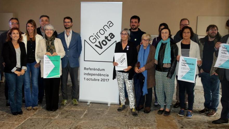 Els representants de la plataforma Girona Vota a l&#039;entrada de l&#039;Ajuntament de Girona.