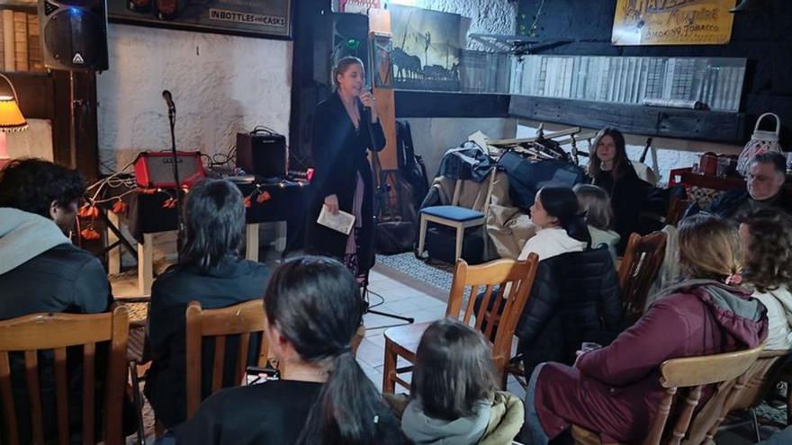 Recital de poesía en el local Nasantiña.  | // FDV