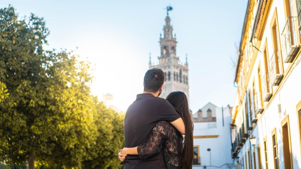 Una pareja de enamorados en Sevilla.