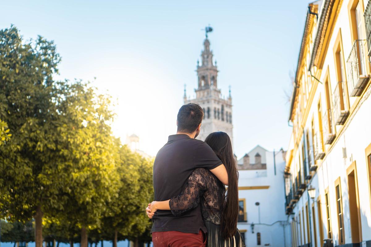 Una pareja de enamorados en Sevilla.