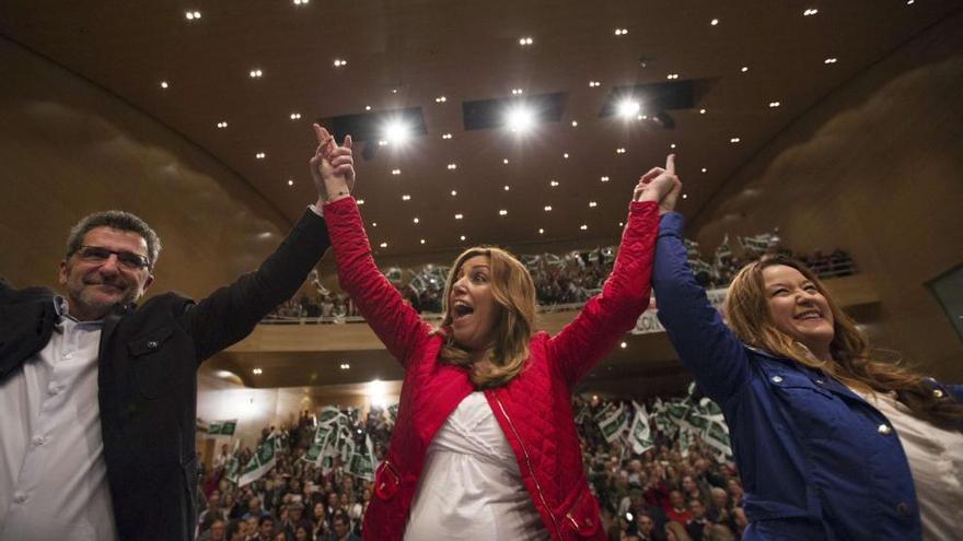 Susana Díaz, junto a la secretaria general del PSOE de Sevilla, Verónica Pérez, y el alcalde de Alcalá, Antonio Gutiérrez.