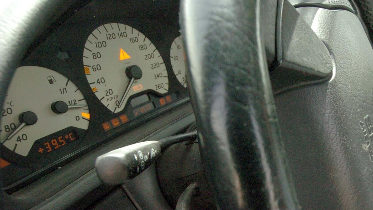 Interior de un coche en el que se puede ver que el termómetro marca 39,5ºC