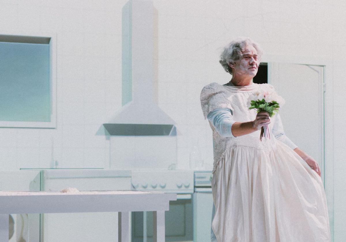 Eduard Fernández en una función de la obra de teatro ‘Todas las canciones de amor’/ Chek-in Producciones