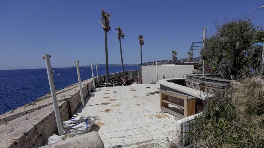 El bar del fortín de Sant Carles sigue abandonado a la espera de licencia