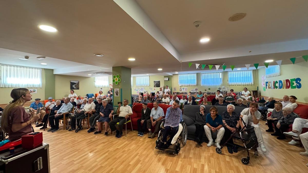 Usuarios de una residencia participan en la iniciativa solidaria.