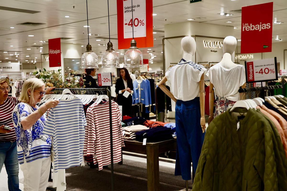 Dos clientas miran ropa hoy en El Corte Inglés, en el inicio de las rebajas