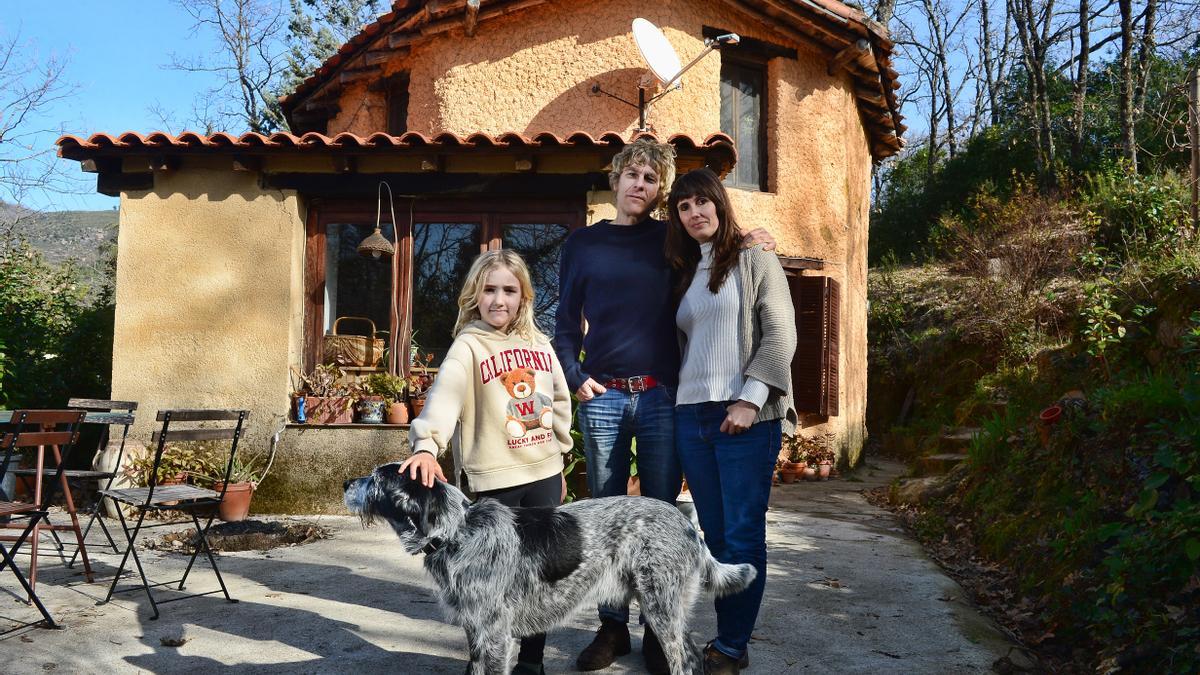 Ainara Cámara e Ignacio Garbayo, con su hija pequeña Julia y su perro Ringo.