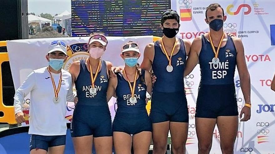 Los remeros del Real Club de Regatas de Alicante posan con sus medallas de oro en el Campeonato de España de Remo de Mar.