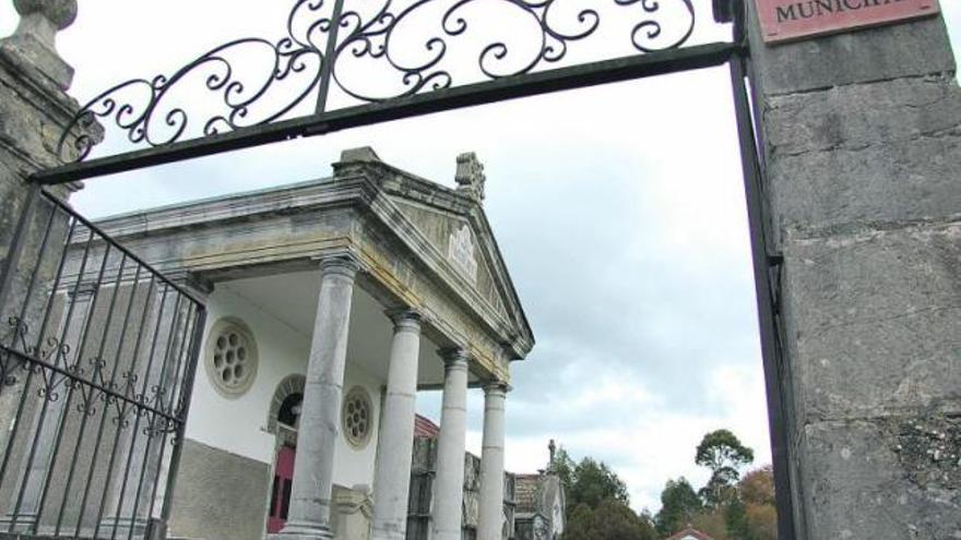 Cementerio de El Peral, datado en 1885 e incluido en el Inventario de Patrimonio Arquitectónico de Asturias.