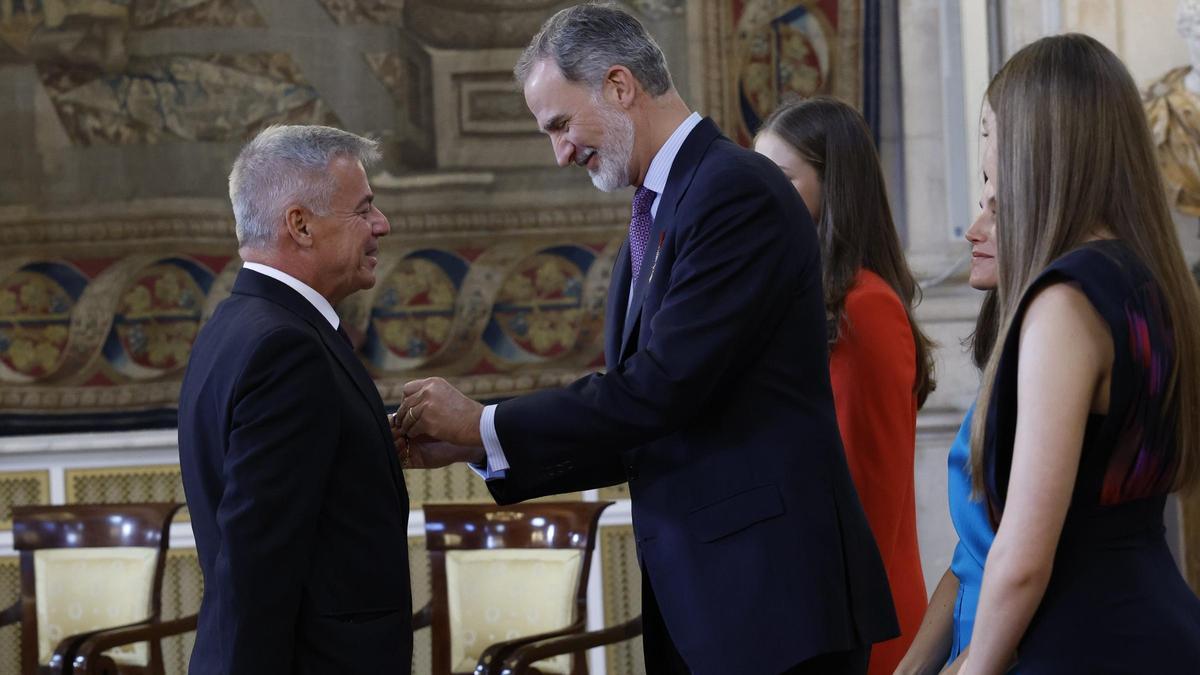 El Rey Felipe VI condecora con la Orden al Mérito Civil al psicopedagogo grancanario Calixto Herrera.