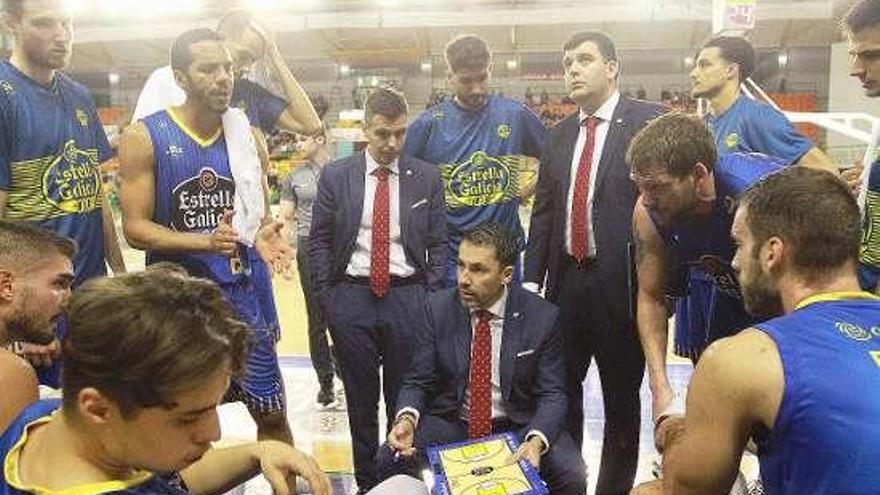 Los jugadores del COB escuchan a su entrenador. // Iñaki Osorio