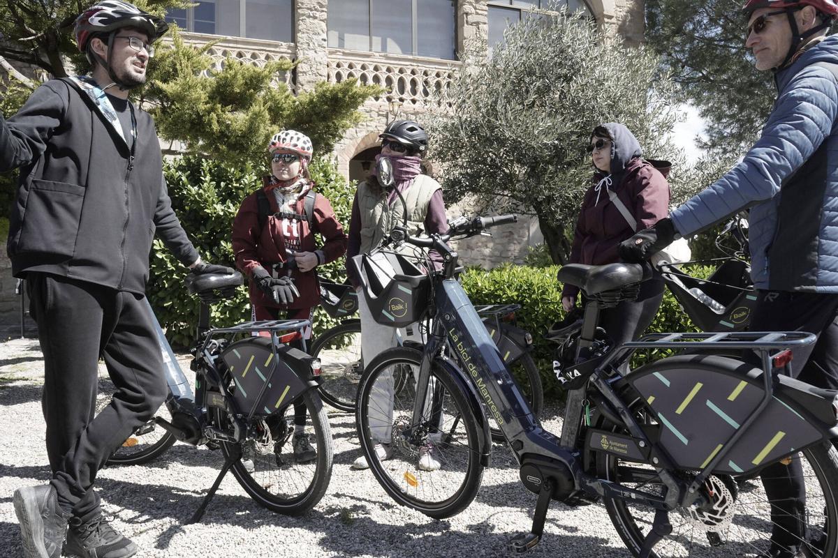 S’estrena a Manresa la ruta ignasiana amb bicicleta elèctrica