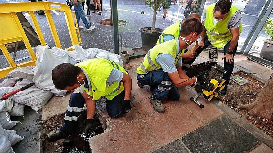 Emmasa ha adaptado las nuevas tecnologías al cuidado y mantenimiento de la red. En la foto, un equipo especializado usa una cámara, con un cable de 50 metros, para localizar posibles incidencias y verificar las cañerías en el centro de Santa Cruz.