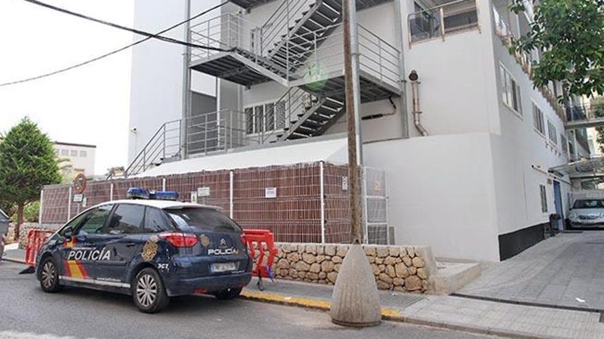 Un coche del Cuerpo Nacional de Policía aparcado ayer frente a la puerta de la clínica privada de la Vía Romana de Vila.