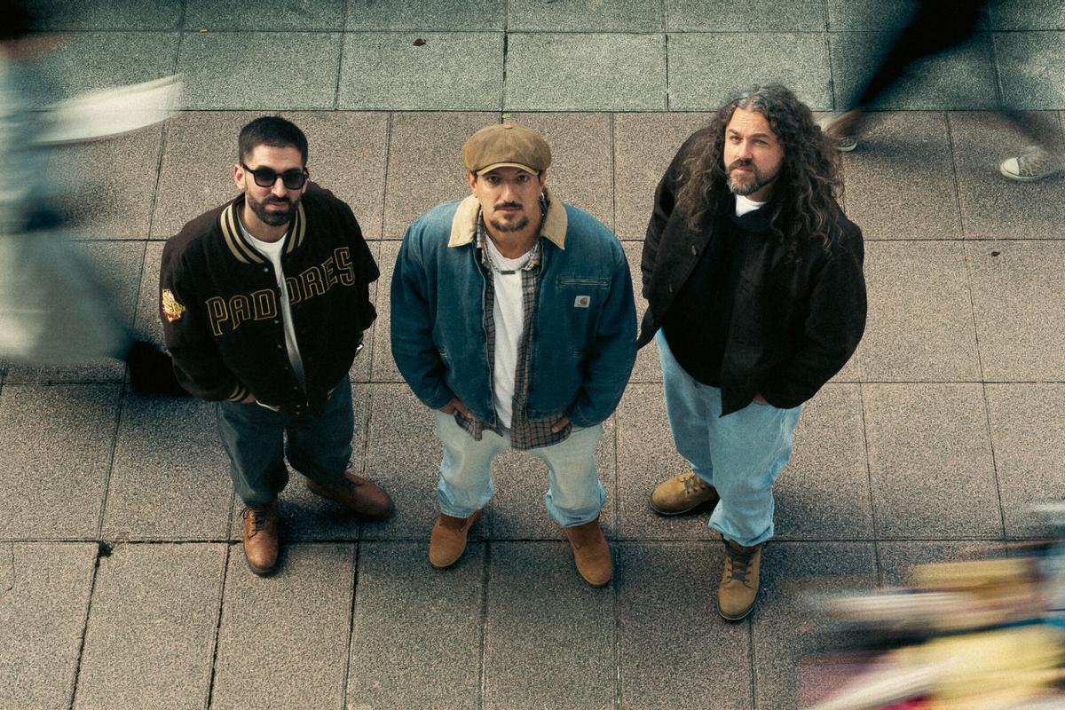 De esquerda a dereita, DJ Mil, Jamas e Møu, integrantes de Lumedoloop.