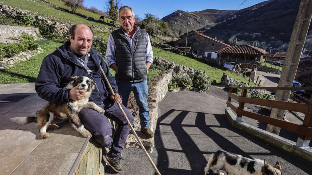 José Manuel Patallo, de pie, con su hijo José Manuel y su perro “Juguete”. Irma Collín