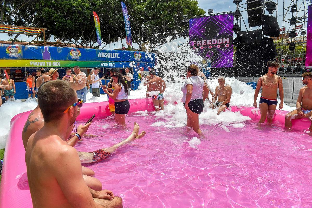 Fiesta de la espuma en el Maspalomas Pride 2024
