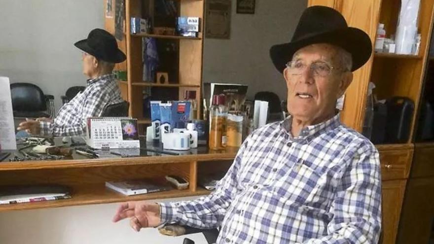 Antonio Corujo Tejera, en su barbería en Arrecife en 2016