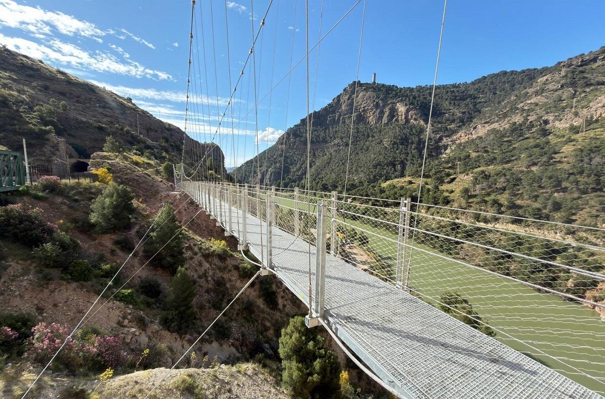El nuevo puente colgante del Caminito del Rey, en el paraje de El Chorro, en Málaga, abrirá el 10 de junio.