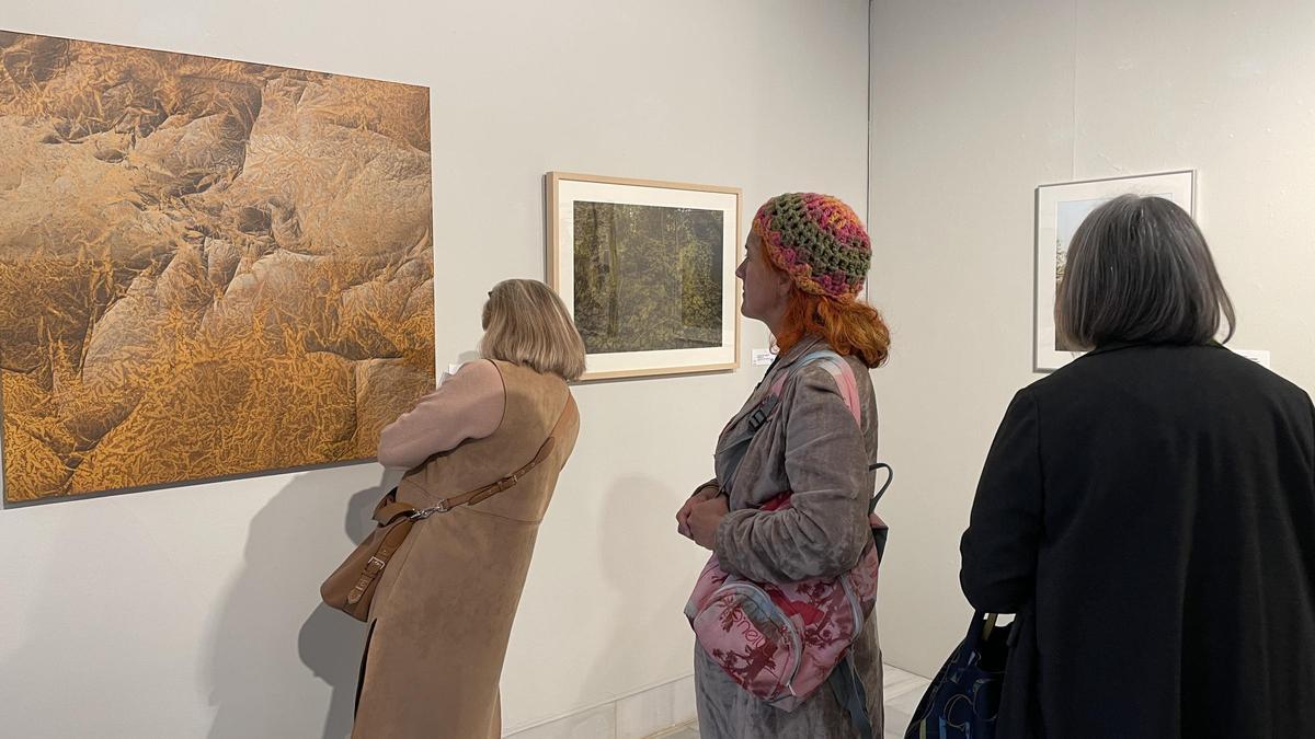 Visitantes durante la inauguración de la exposición ‘Artistas del Casco Antiguo de Badajoz 2024’.