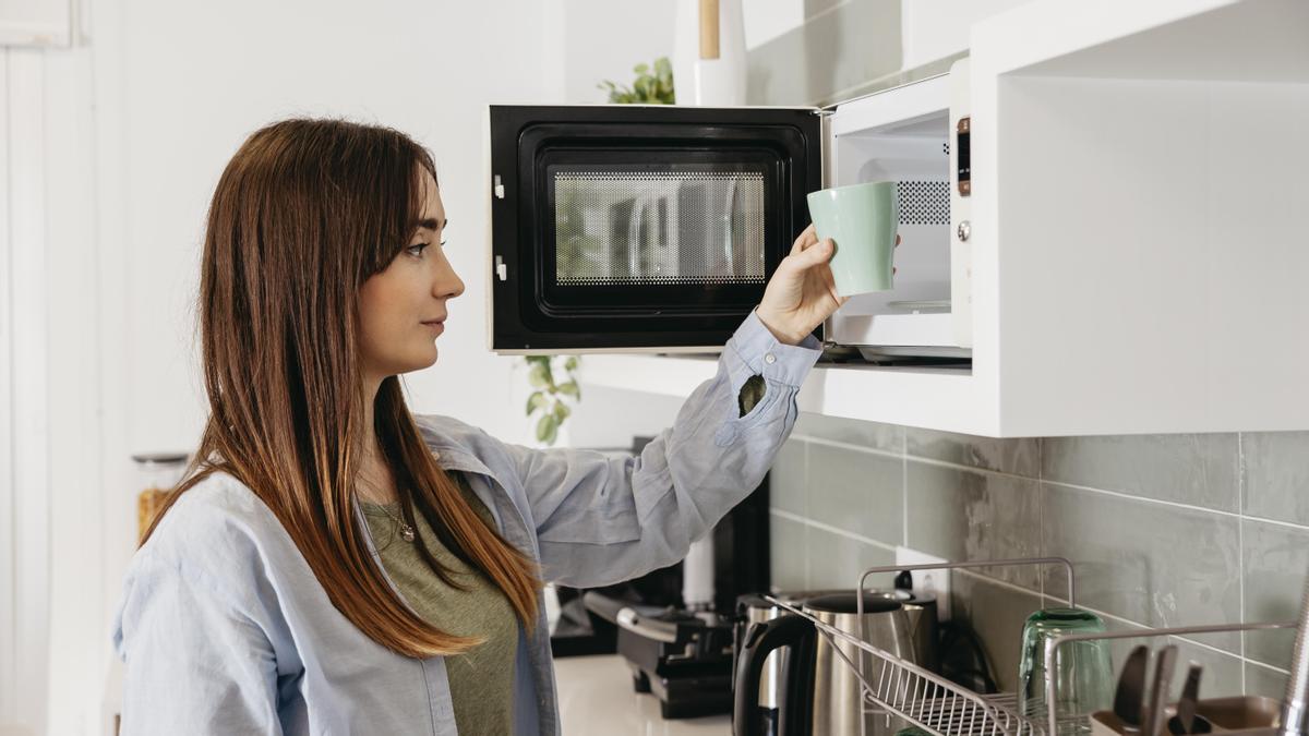 Cómo limpiar el microondas correctamente sin productos químicos