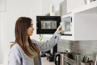 Cómo limpiar el microondas con limón en un minuto