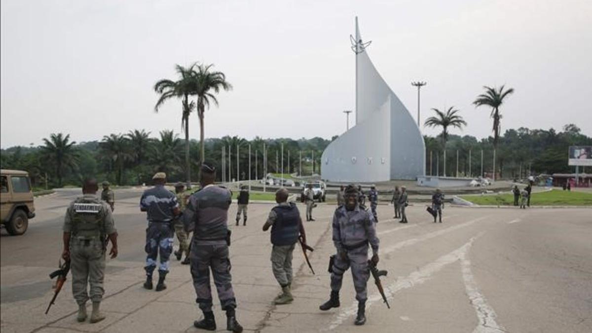 Gendarmes gaboneses patrullan la ciudad de Libreville