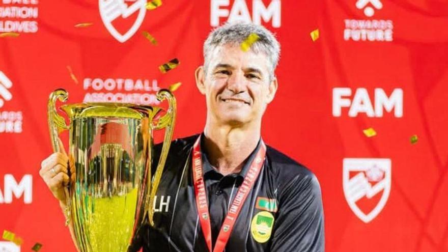 Luisma Hernández, entrenador del Maziya, con la Copa nacional.