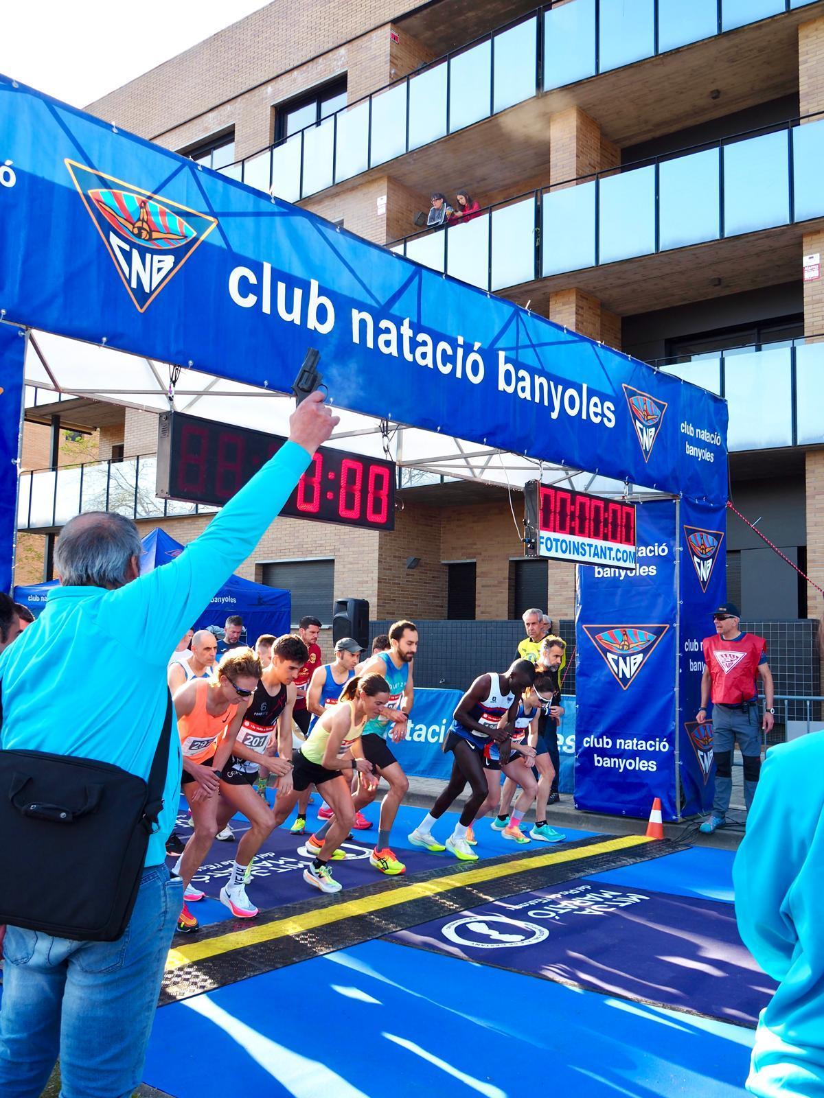Una imatge de la sortida de la Mitja Marató del Pla de l'Estany