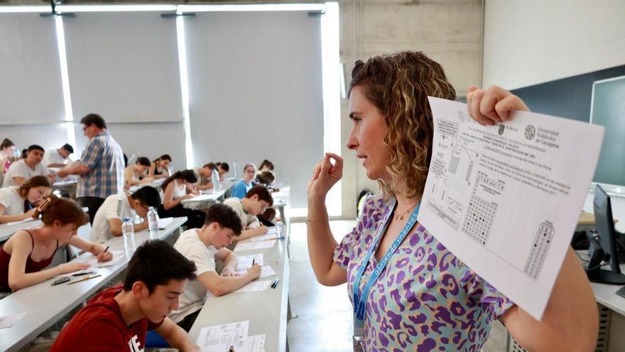 Miles de estudiantes de Murcia afrontan esta semana la PAU: esta es la herramienta que puede cambiar su elección de universidad