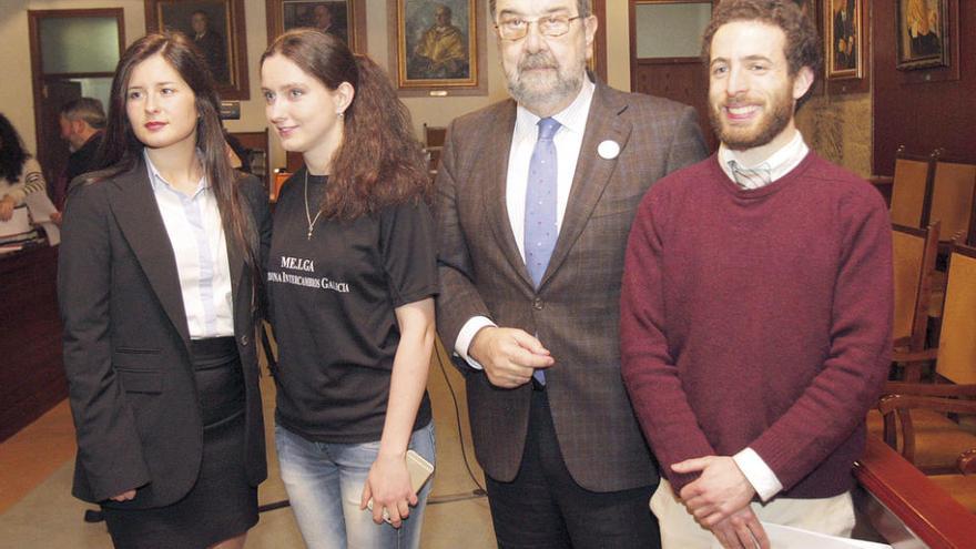 Juan Gestal (2º, dcha.), con tres alumnos de Medicina. // Xoán Álvarez