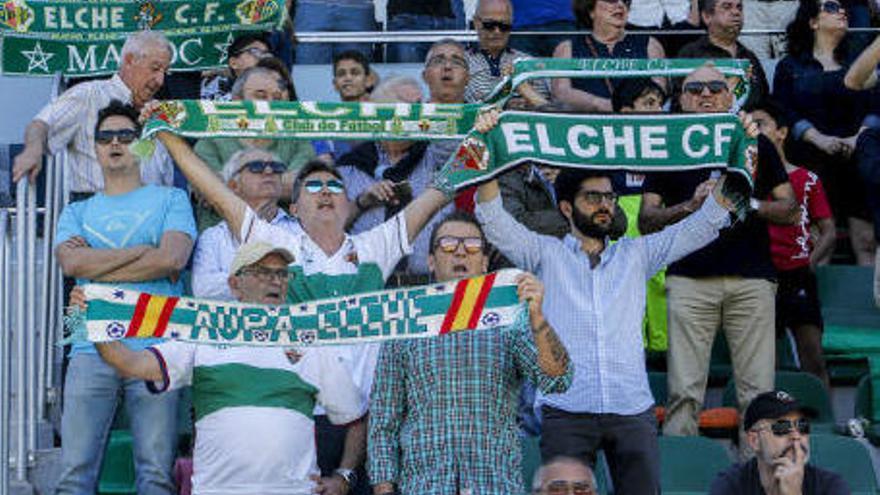 Aficionados del Elche, durante un encuentro en el Martínez Valero