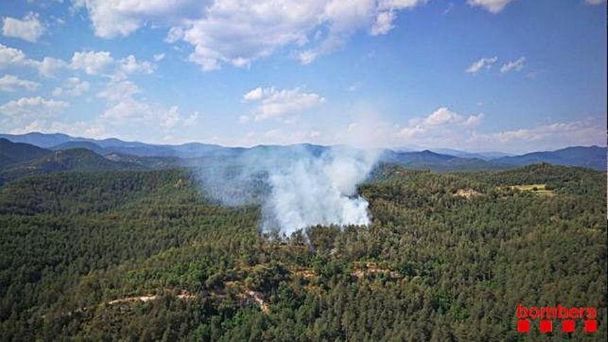 Imatge aèria de la columna de fum provocada per l&#039;incendi, ahir