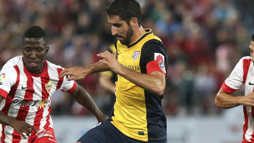 Raúl García en un partido con el Atlético.