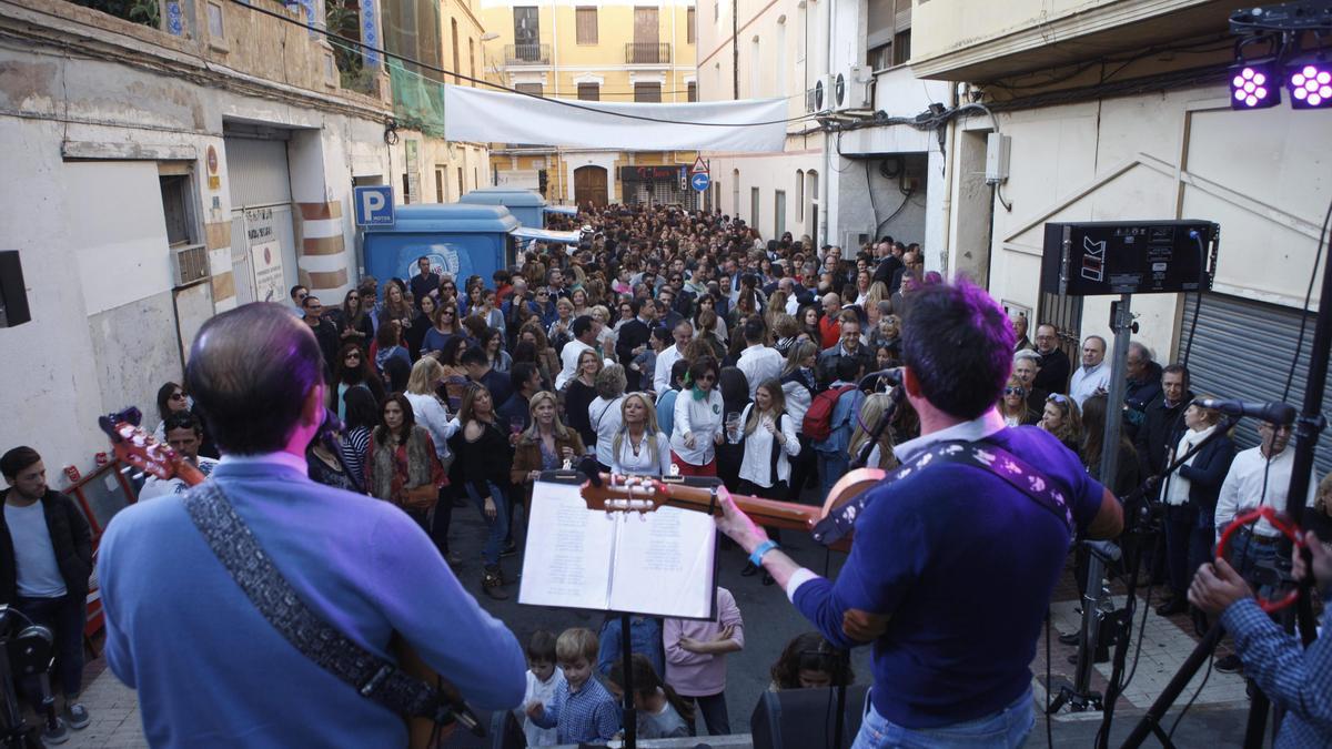 Una actuación en la calle de la Colla Bacalao durante unas fiestas de la Magdalena.