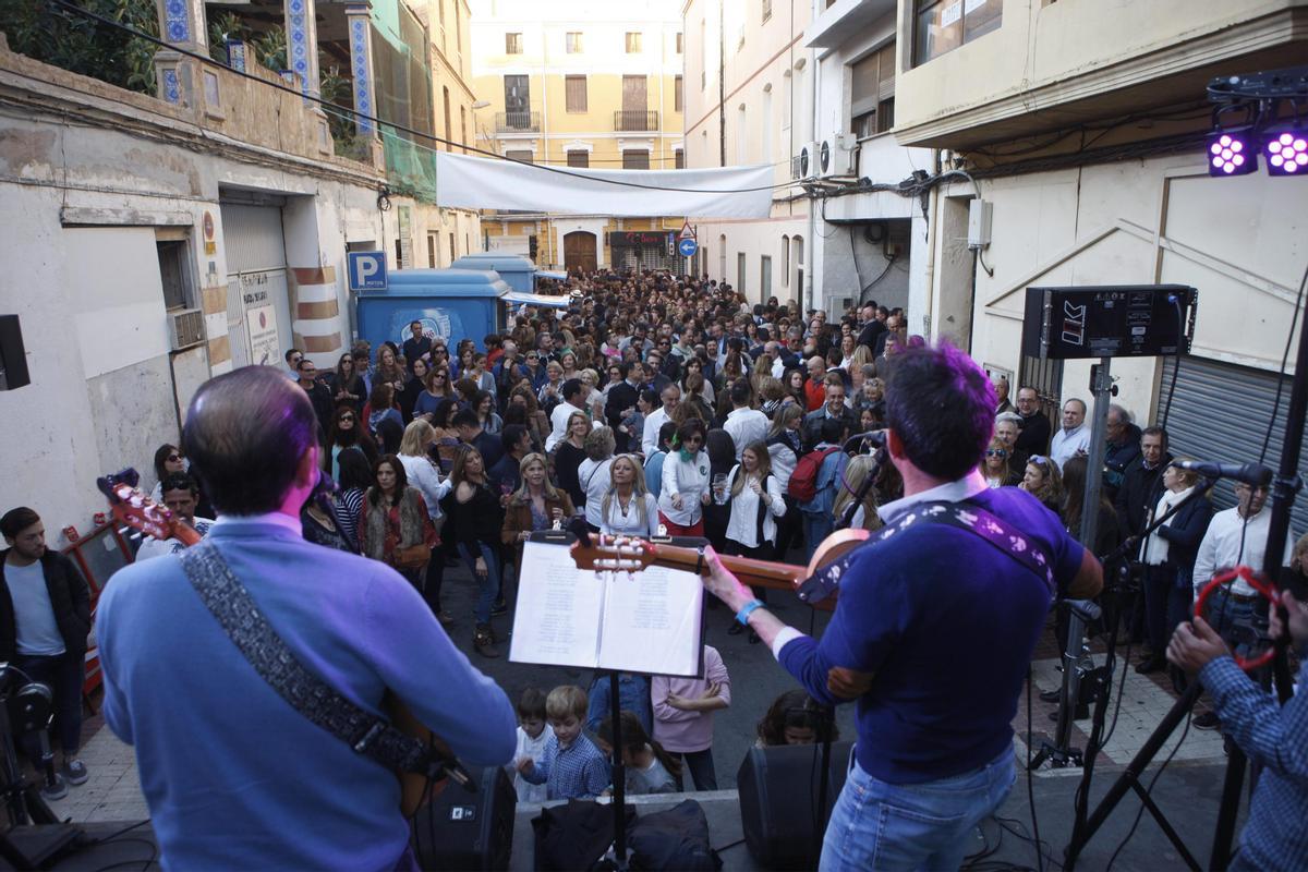 Una actuación en la calle de la Colla Bacalao durante unas fiestas de la Magdalena.