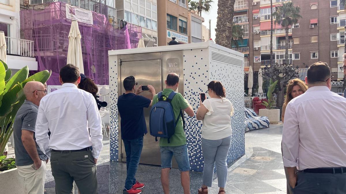 Apertura del aseo en la plaza de Waldo Calero