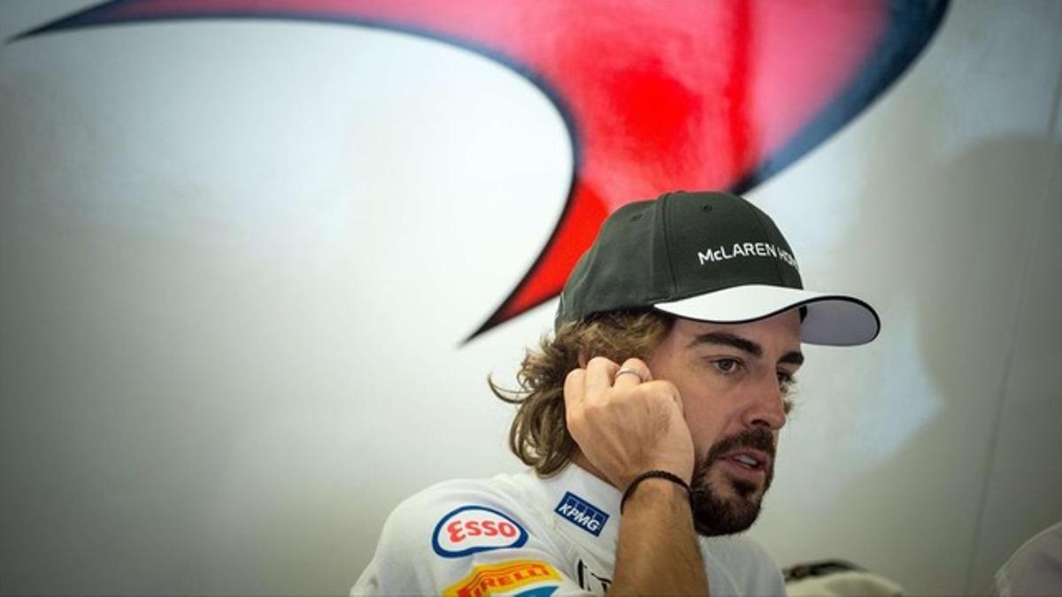 Fernando Alonso, ante el box de McLaren en el Gran Premio de Rusia.