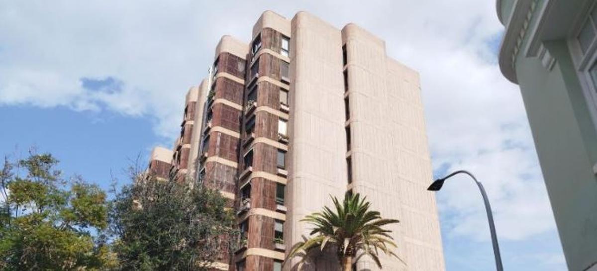 Edificio en el que se alquila un piso por 2.000 euros en Tenerife.