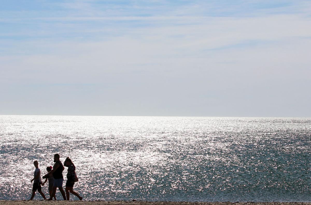 MLG 01/04/2017.-Vistas de la playa de Guadalmar donde bañistas y deportistas han disfrutado del día soleado y de buen tiempo.-ÁLEX ZEA