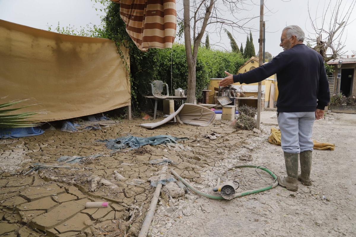 Las calles la Tórtola y la Perdiz siguen con varios centímetros de lodo mientras los vecinos retiran sus enseres Las calles la Tórtola y la Perdiz siguen con varios centímetros de lodo mientras los vecinos retiran sus enseres