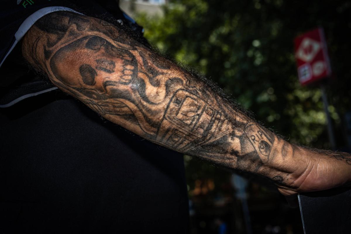 Barcelona 07/07/2026 Barcelona. El tatuaje que lleva en el brazo Javi García,exconductor de metro al que se le intentaron suicidar varias personas cuando conducía,que simboliza su etapa y su pasión por conducir el metro a pesar de todo lo vivido. AUTOR: JORDI OTIX