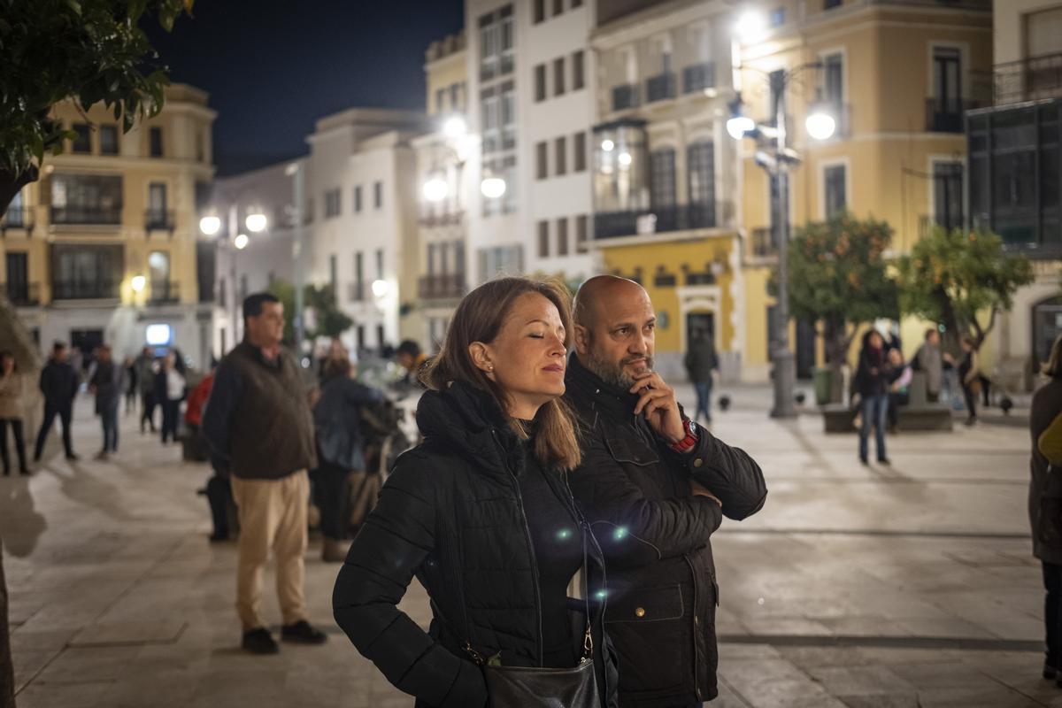 Una pareja escucha emocionada el concierto.