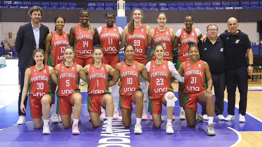 Josephine Filipe (13) e Inés Ramos (30), con el resto de la selección portuguesa.