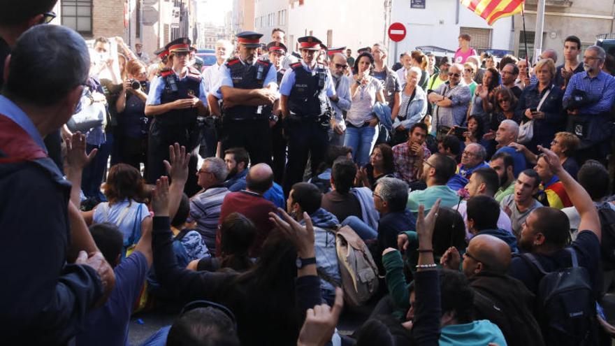 Mig centenar de persones bloqueja el pas de la comitiva judicial que ha d&#039;entrar a la seu d&#039;Unipost a Terrassa