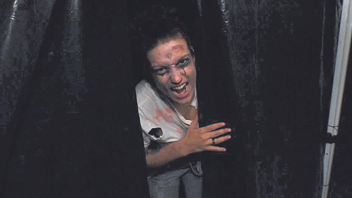 Los ‘muertos vivientes’, entre los personajes del ‘escape room’ con temática de Halloween celebrado en el Espai Jove de Vila-real.
