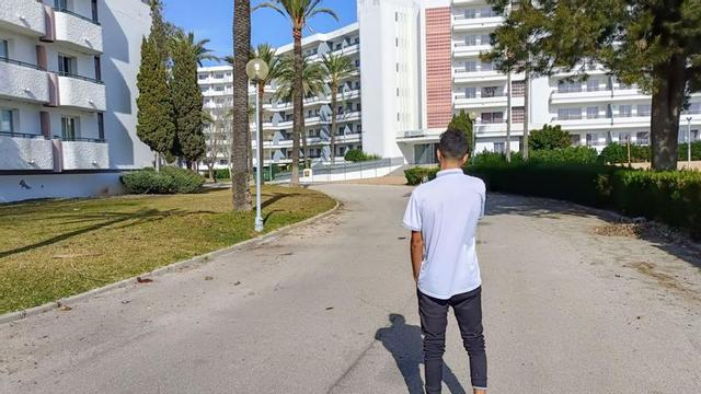 Uno de los migrantes irregulares que se instalaron como okupas en el complejo Bellevue de Alcúdia.