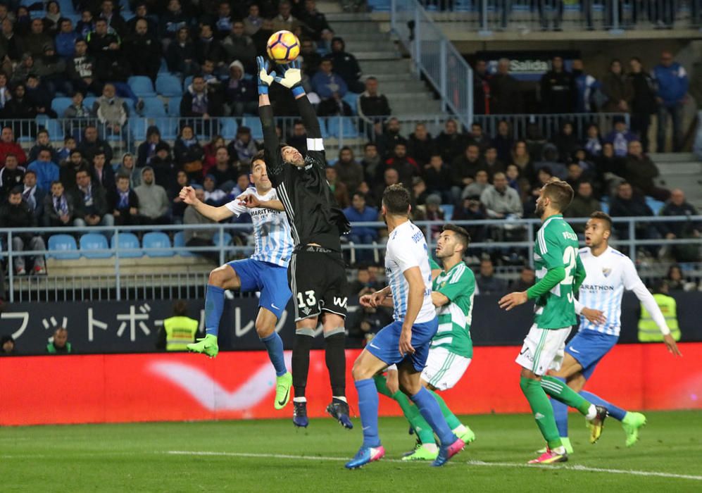 Las imágenes del derbi andaluz en La Rosaleda, que estuvo precedido de un minuto de silencio en memoria de Pablo Ráez. Sobre el césped, el conjunto bético remontó un choque en el que el Málaga CF no estuvo bien.