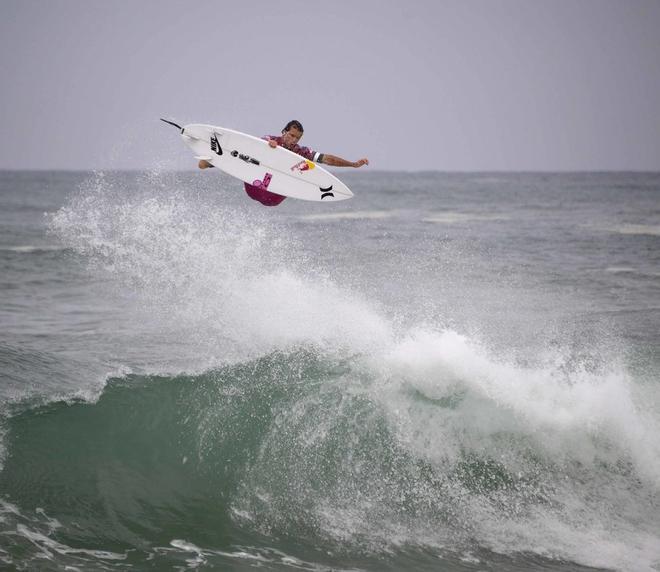 El australiano Julian Wilson cabalga una ola durante el Hossegor Pro, la etapa francesa del WSL Championship Tour en Hossegor, suroeste de Francia.